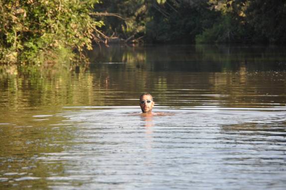 Nadando no rio acima da Cachoeira da Prata, no P.N da Chapada das Mesas, região de Carolina - MA